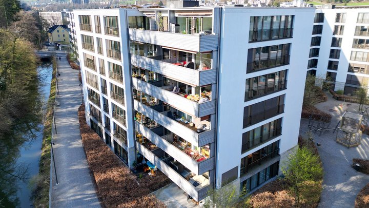 Effizient und zuversichtlich – Sichtkontrolle einer Holzfassade mit Drohnen 