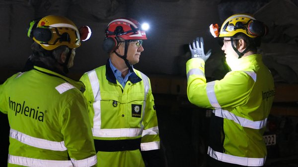 Implenias ansatte diskuterer fremdriften i et prosjekt i en tunnel.  Våre verdier og vår bedriftskultur er grunnlaget for vår suksess