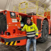 Implenias TORO™ LH517i - första maskinen i världen med biobaserad hydraulolja som lämnar Sandviks fabrik i Åbo