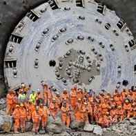 Implenia feiert Tunneldurchbruch des Bözbergtunnels