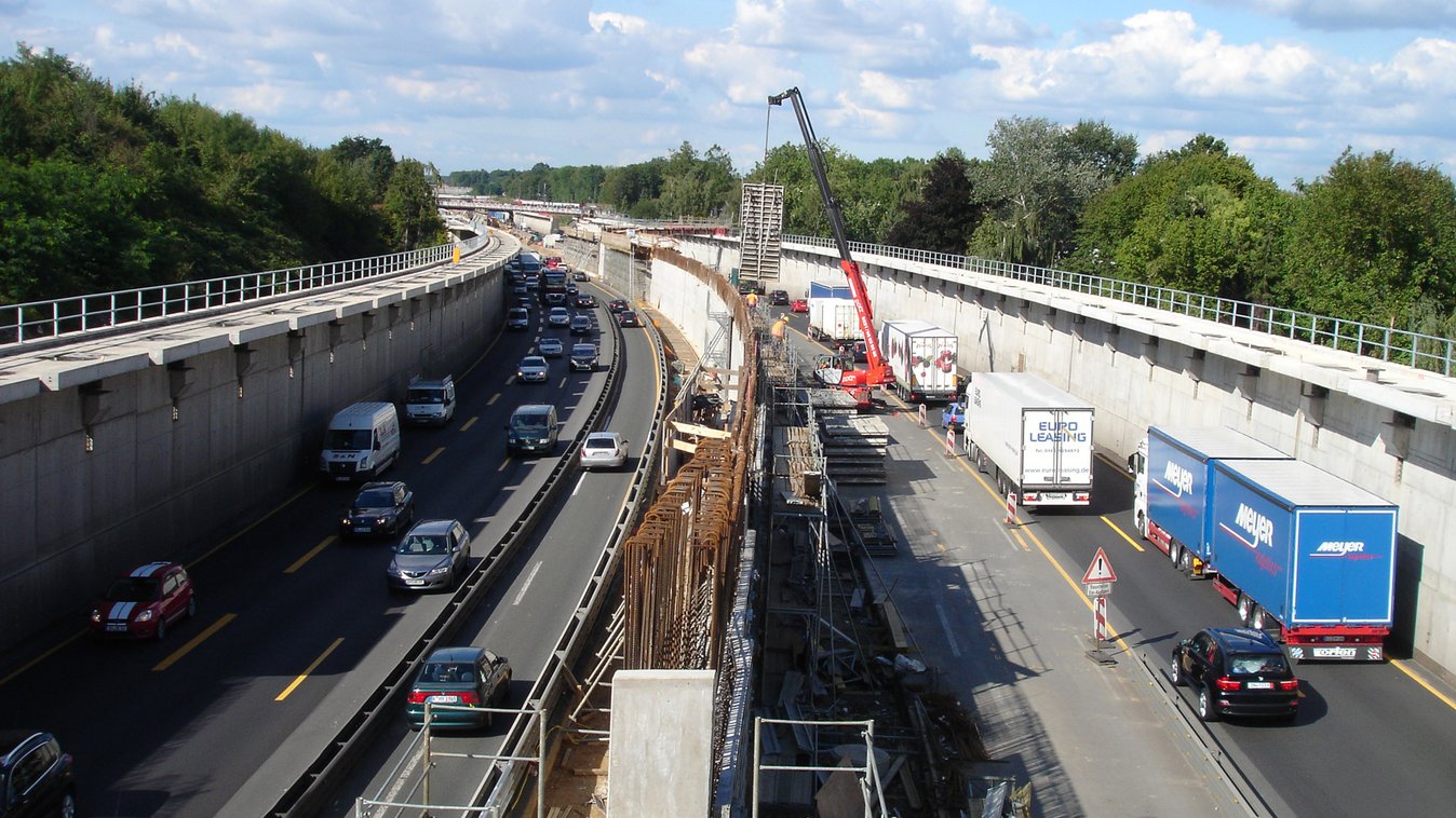 [Translate to French:] Lärmschutzeinhäusung A1 Köln-Lövenich