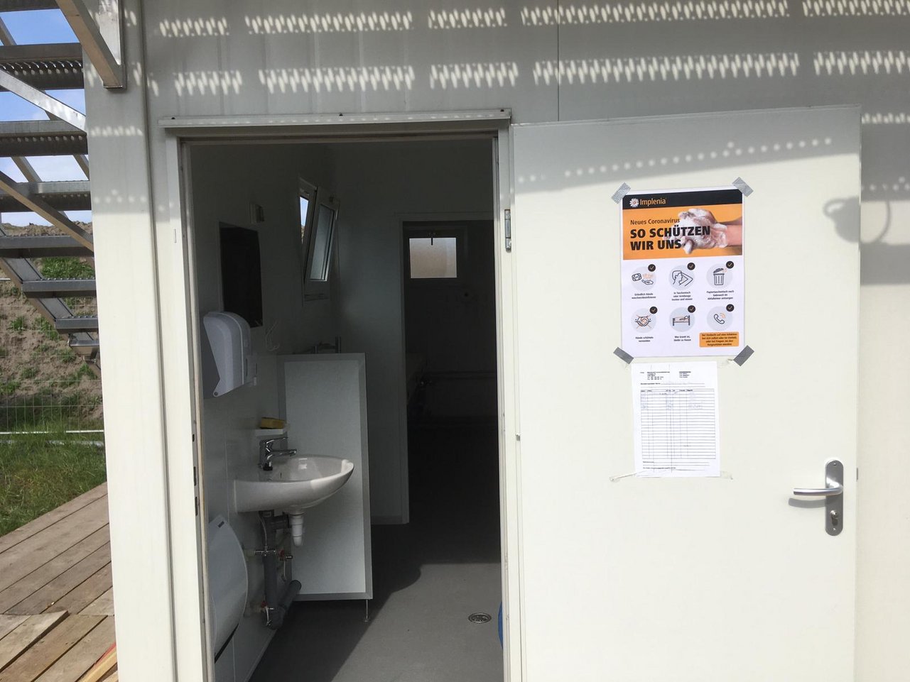 "Informação e higiene: Os cartazes informativos são também pendurados nas instalações sanitárias "