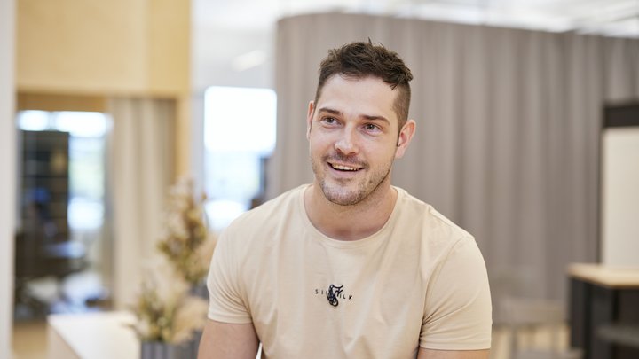 Mit zwei Berufslehren von der Baustelle ins Controlling