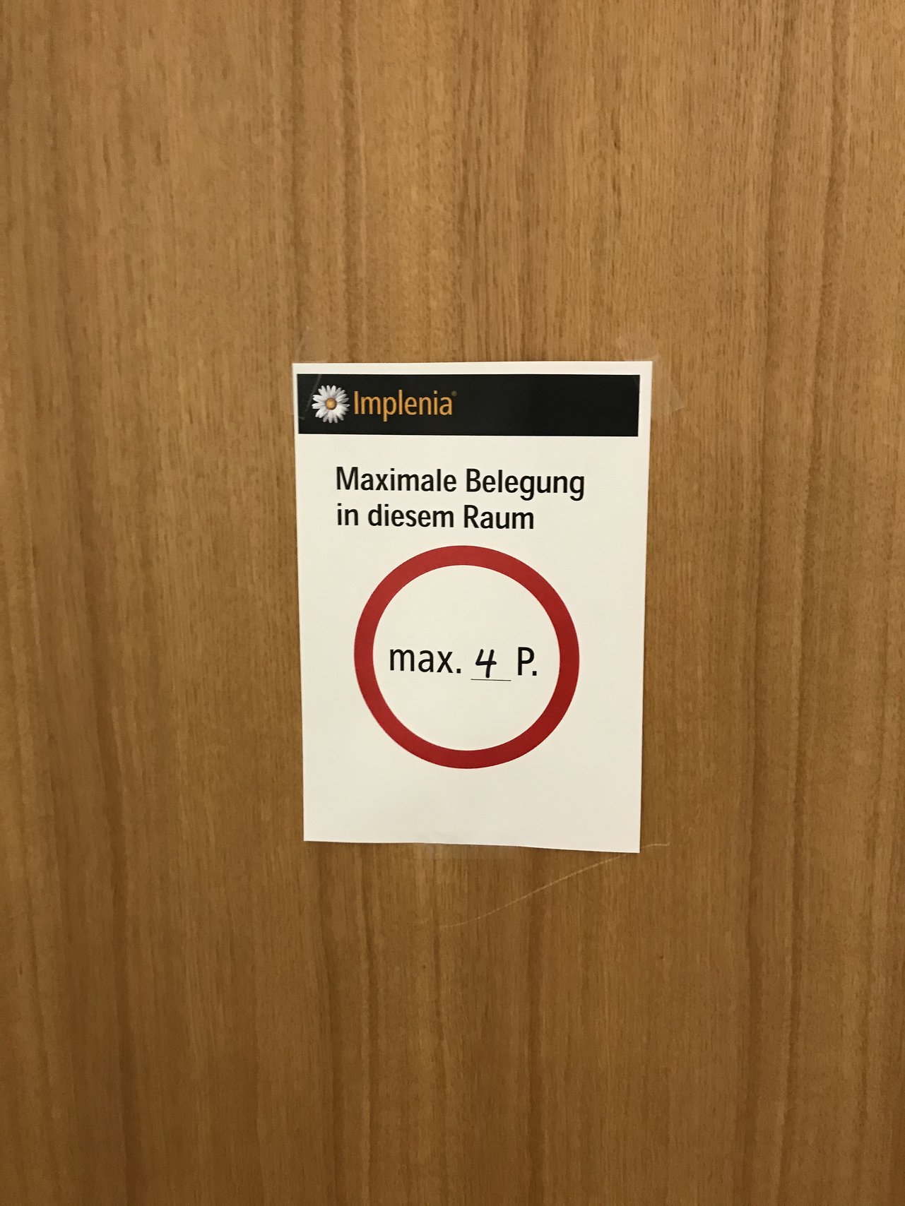 Meeting-Räume: An den Türen der Meetingräume wird auf die Anzahl maximal zugelassener Personen hingewiesen