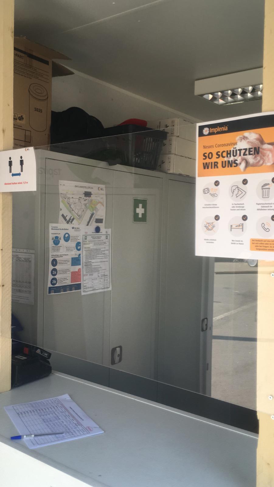 Protection hygiénique : une vitre en plexiglas a été installée dans le conteneur de contrôle d'accès, car la distance minimale ne peut être garantie partout.