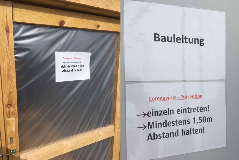 Keeping the distance: All office containers, recreation or break containers and break areas are signposted (in Germany a minimum distance of 1.5 metres applies).