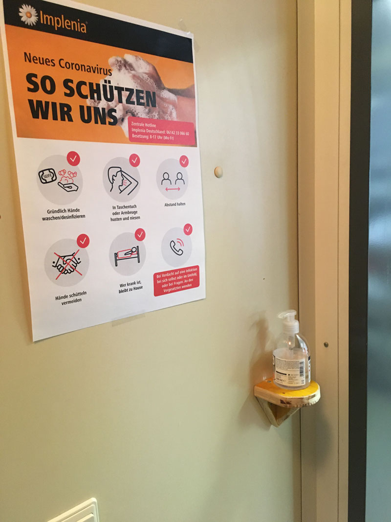 Higiene como medida de protecção: Os desinfectantes estão disponíveis nas portas para uma boa higiene das mãos e para a limpeza dos puxadores das portas e interruptores de luz.